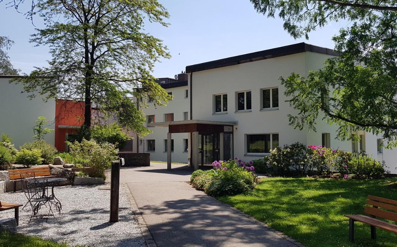 Отель Le Domaine Villars-Sur-Glane Экстерьер фото